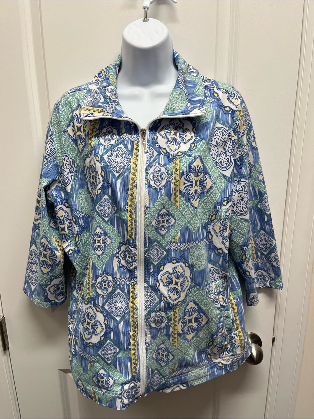 Chicoās Weekends Perfect Stretch Tile Print Zip Front Jacket Top Size 2 (US L/12